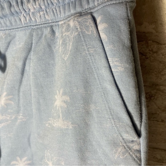 Lou & Grey Shorts Women’s Sz S Light Blue Soft &‎ Comfy Palm Trees - Picture 2 of 8